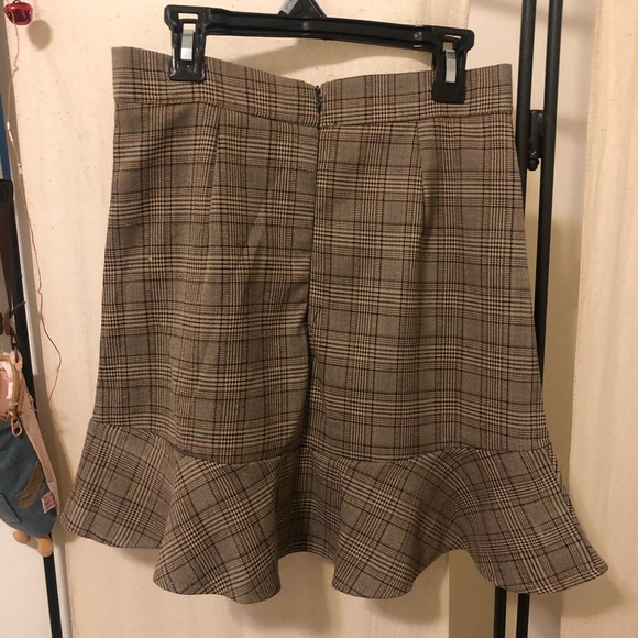 PLAID A-LINE SKIRT 🤍 - Picture 2 of 3